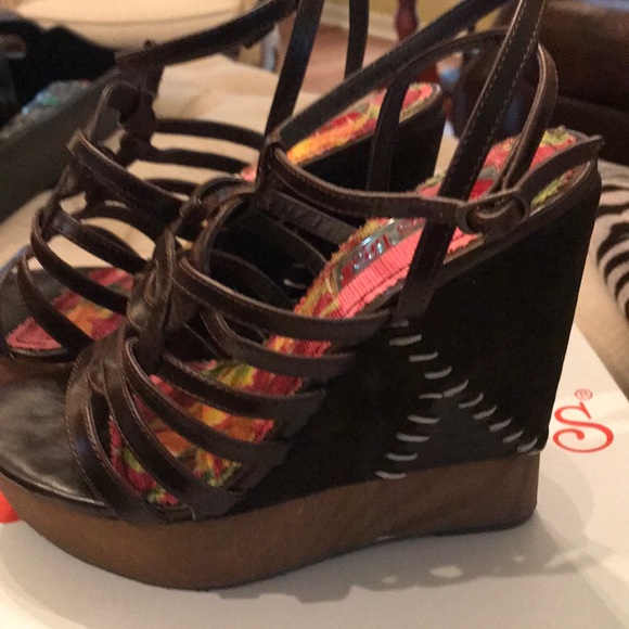 Two Lips Wedges - Picture 2 of 7